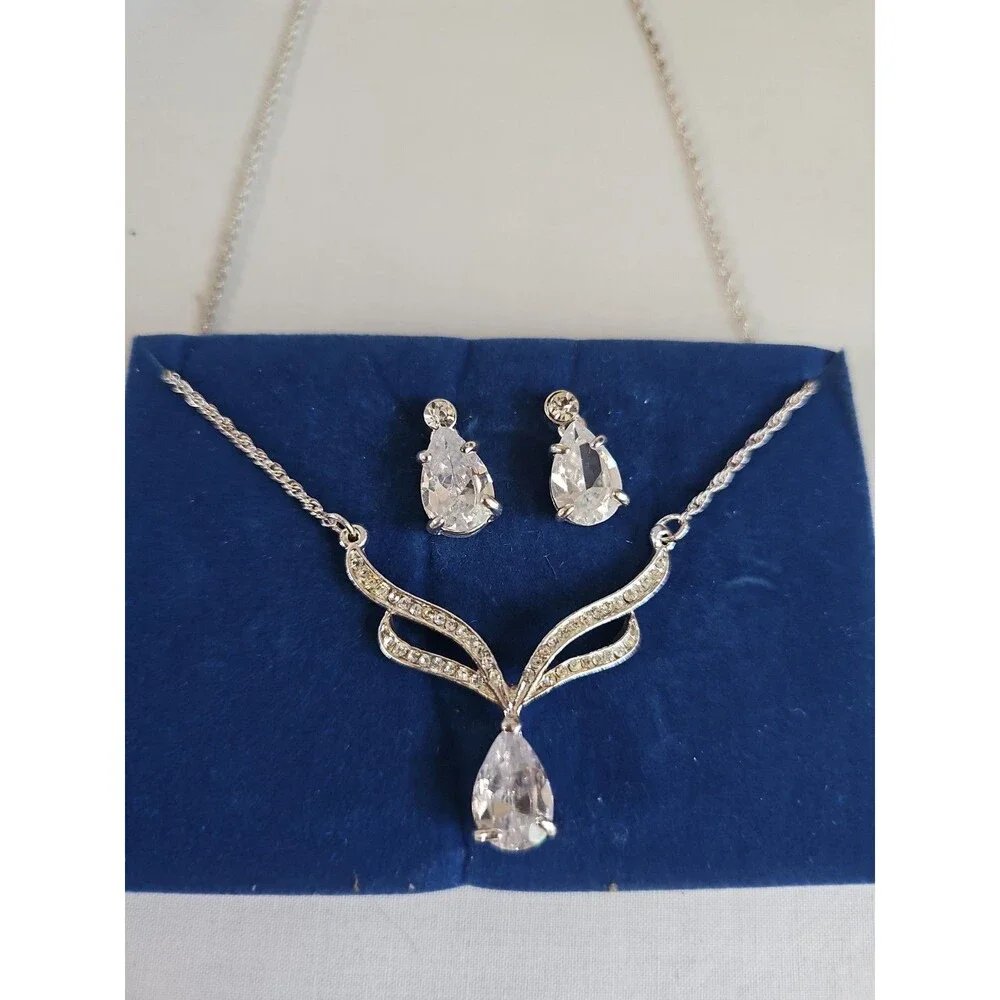 Avon 2008 Silvertone Pear Drop Necklace Pendant Rhinestone Earring Gift Set